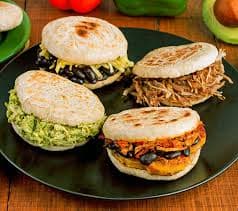 Arepa Rellena Mixta con Tocineta