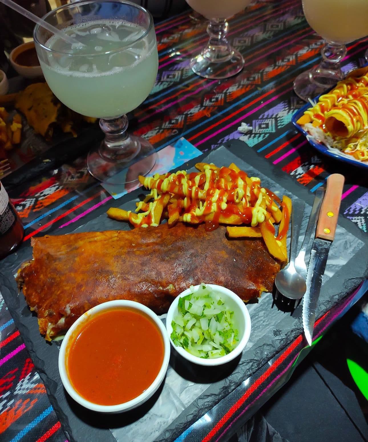 Burrote de birria costra con papas