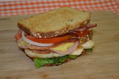 SANDWICH DE LOMO ENCHILADO Ó LOMO DORADO