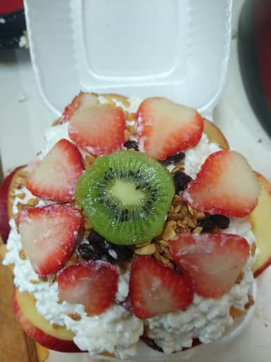 Ensalada  de Frutas Grande + Agua Chica