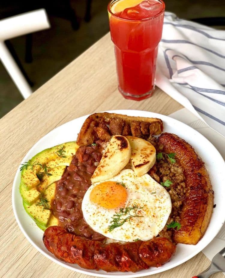 Combo-Media Bandeja Paisa + Gaseosa 250ml