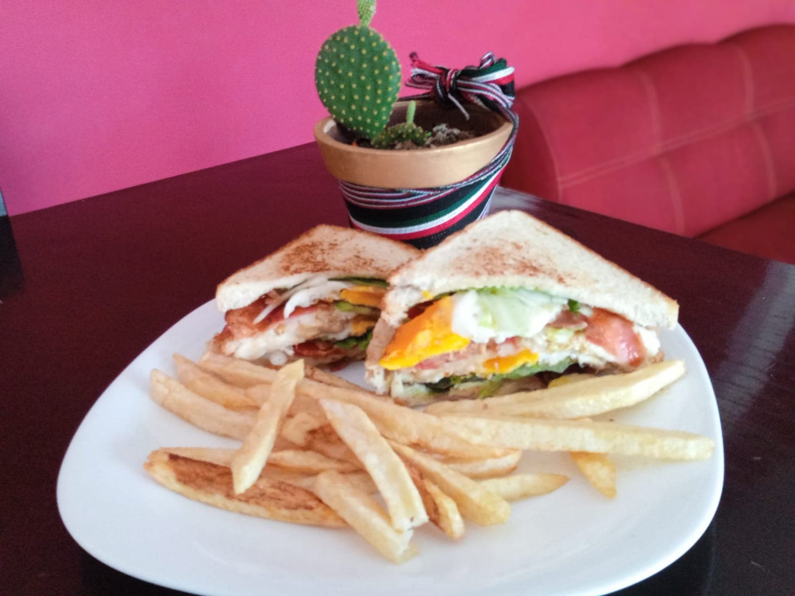 Club Sándwich acompañado de papas