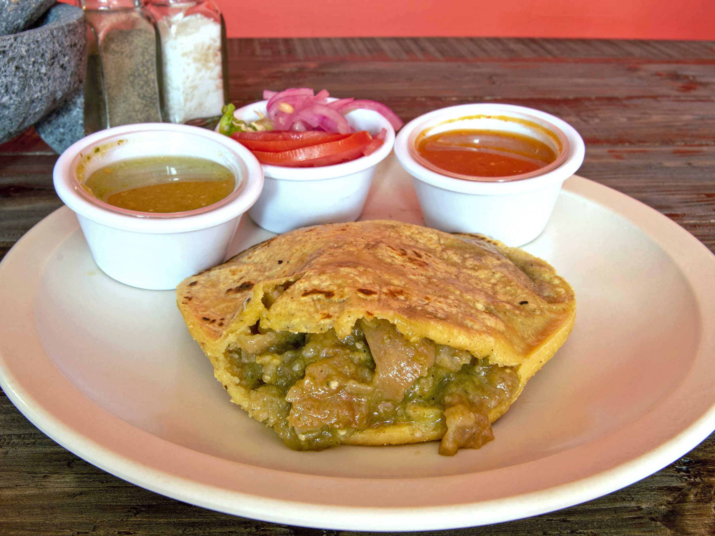 Gordita De Chicharrón De Cuero En Salsa Verde