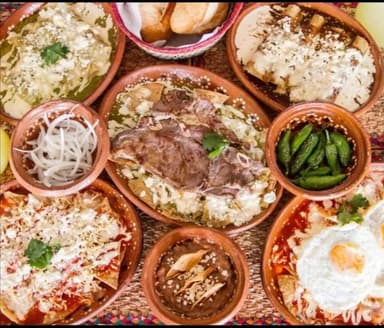 Chilaquiles con Huevo Grande