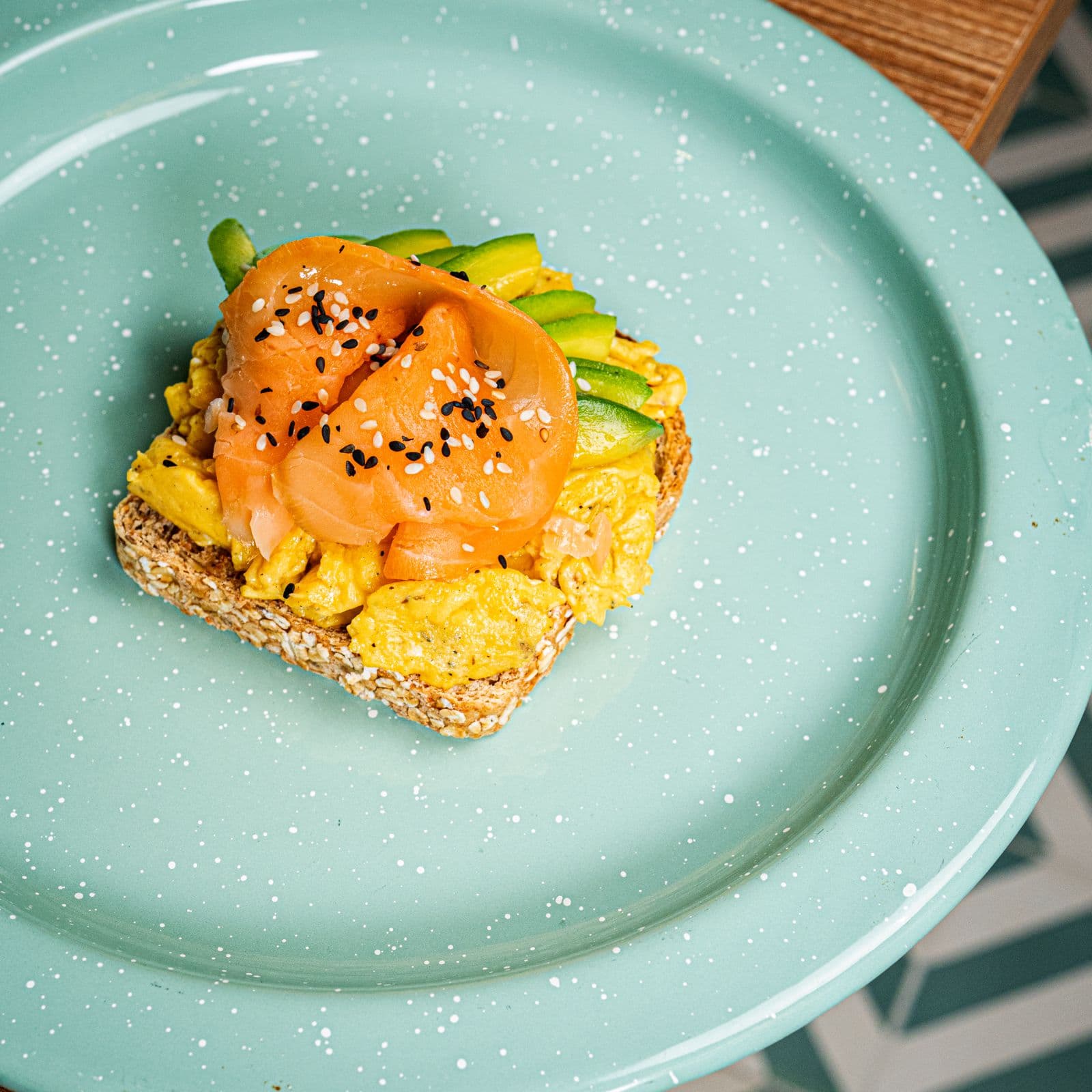 Tostada con Huevo y Salmón Ahumado