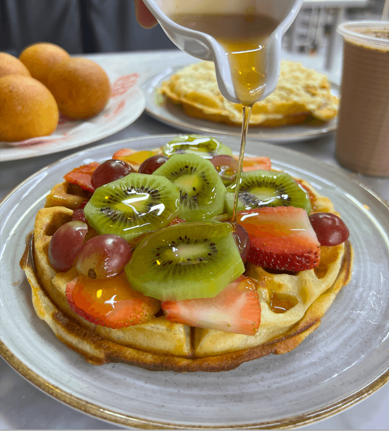 Waffle de Almojabana con Frutas