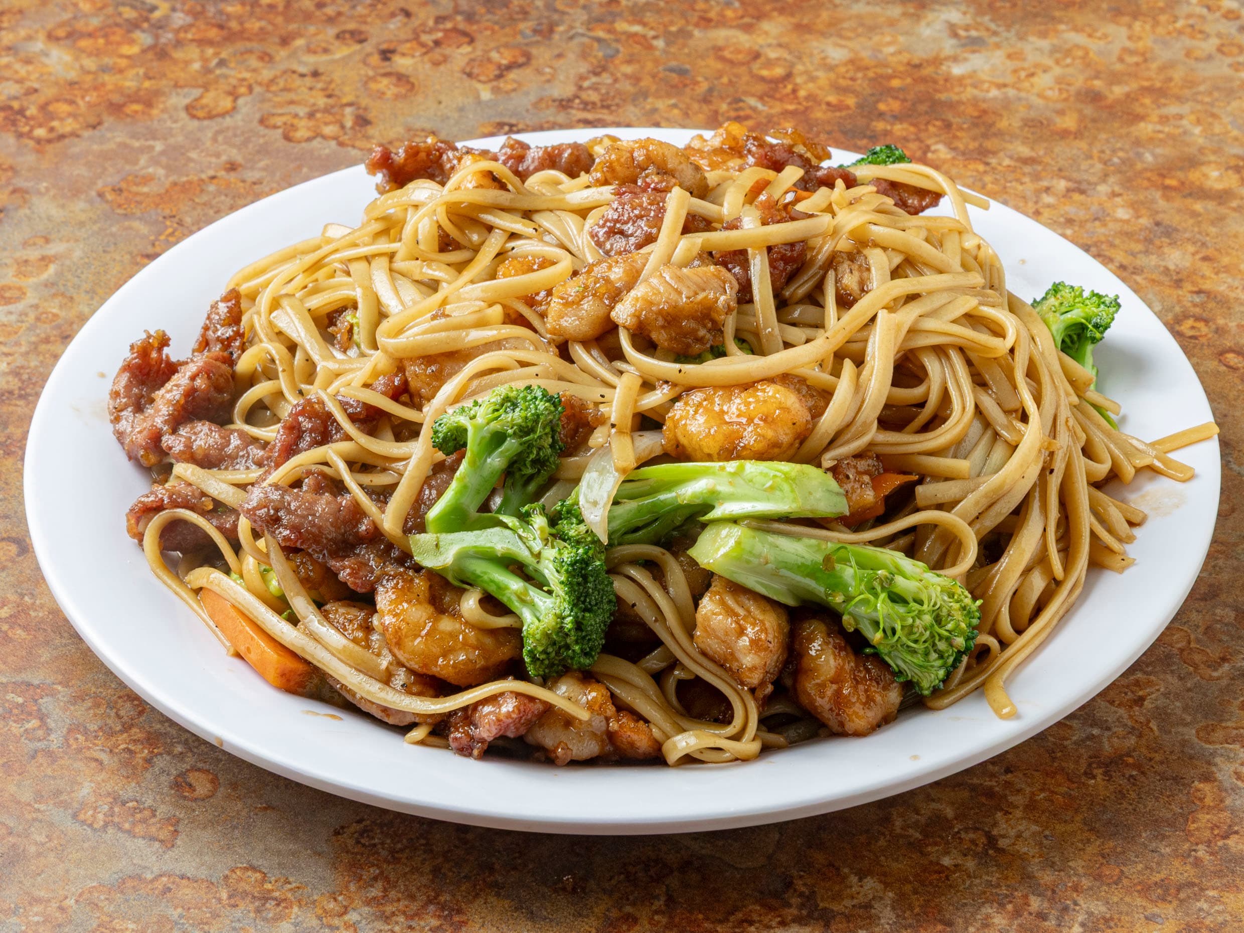 Lo Mien Mixto (Pollo, Res y Camarón)
