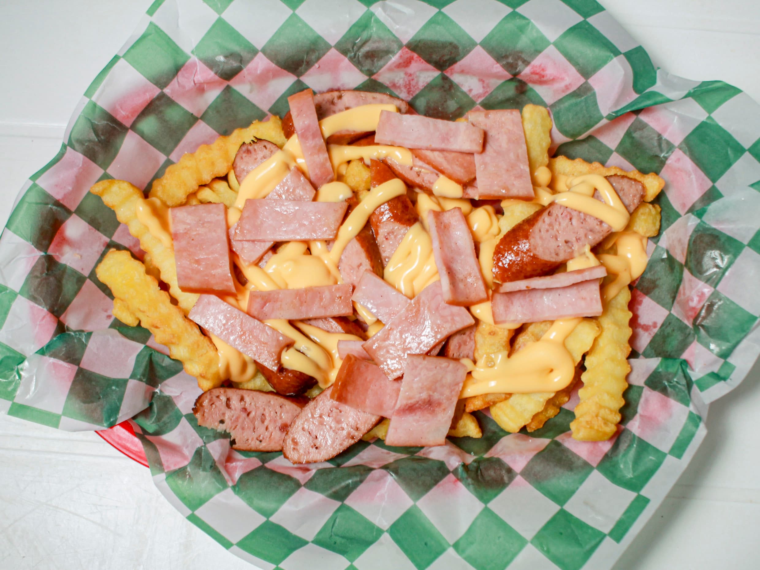 Papas con Salchicha, Tocino y Queso Cheez Whiz