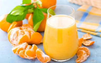 Jugo de mandarina en agua.
