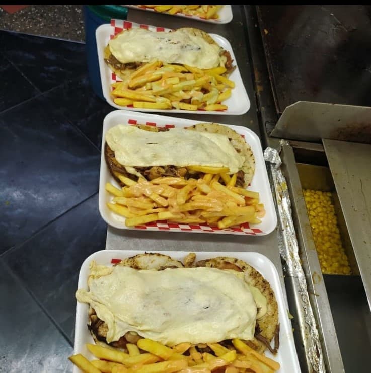Arepa con carne desmechada