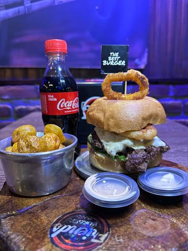 Combo hamburguesa con aros + cocacola + papas