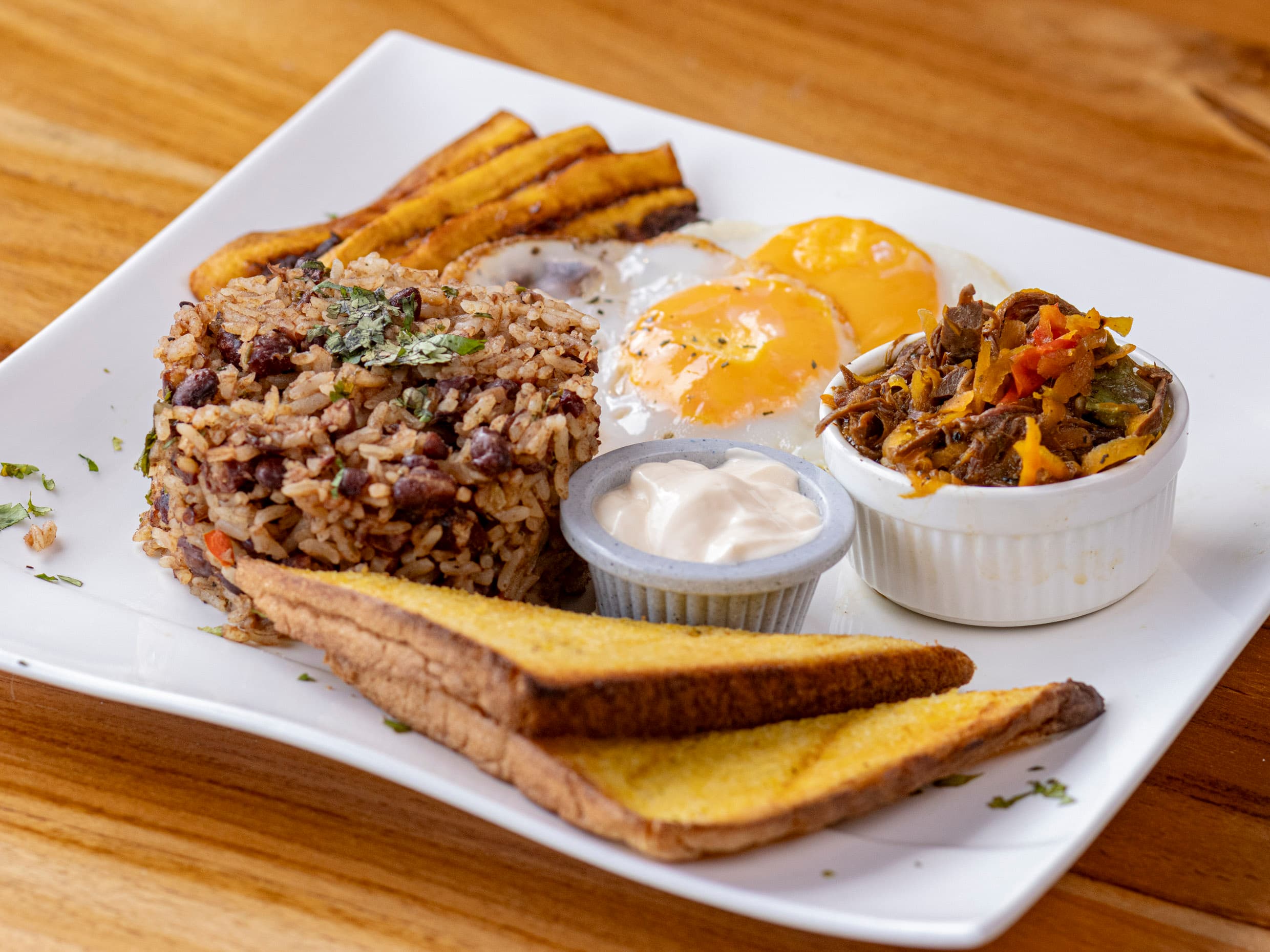Gallo Pinto con Carne Mechada
