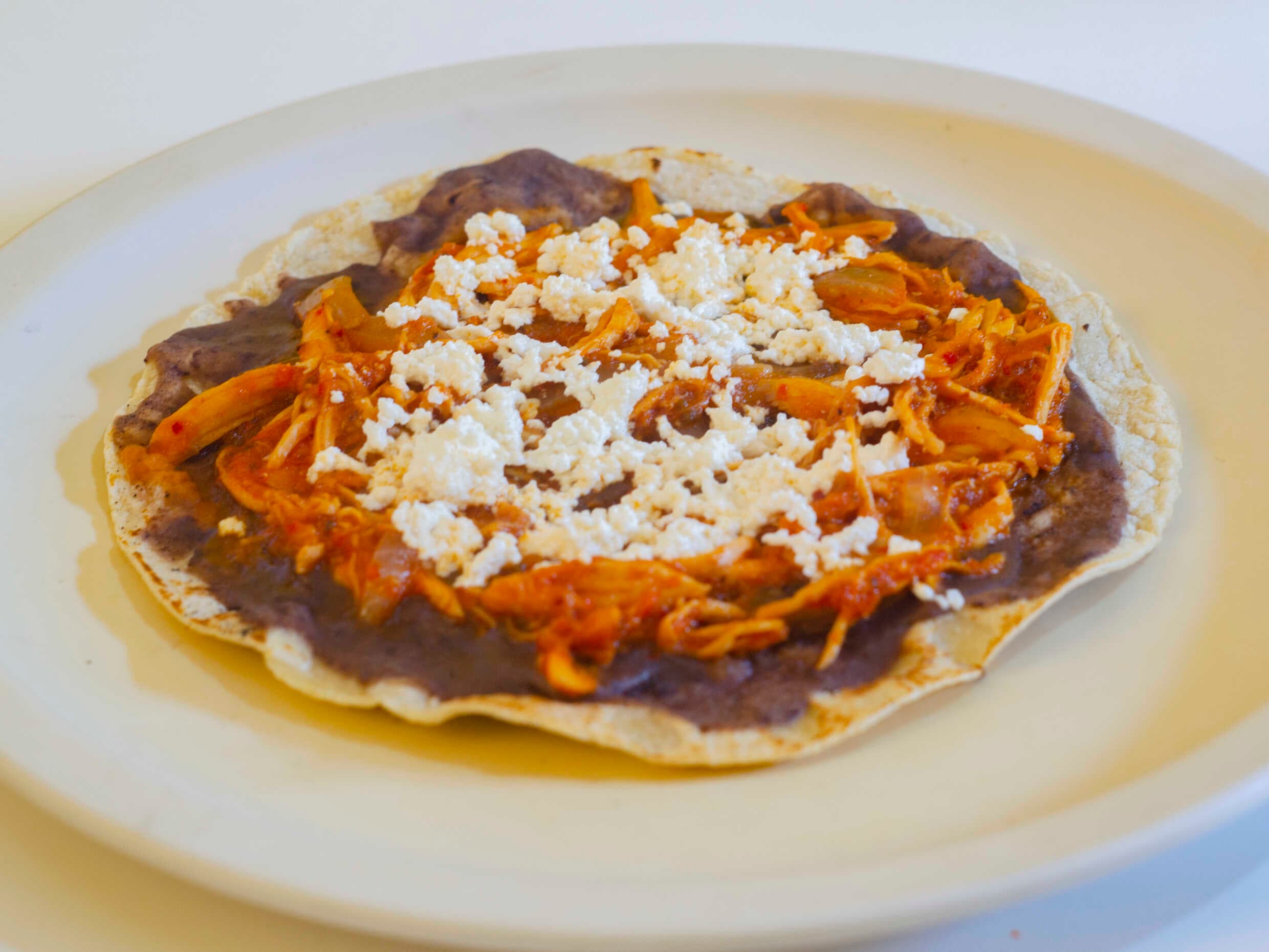 Memela de Tinga de Pollo