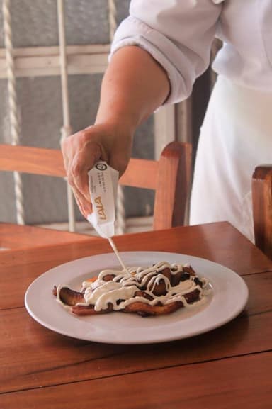 Plátanos Fritos Con Frijoles Refritos