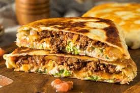 QUESADILLA MONTADA DESHEBRADA EN VERDE