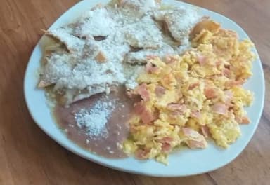 Chilaquiles con huevos y jamón