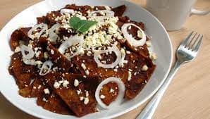 Chilaquiles en Mole+Bebida a Elegir