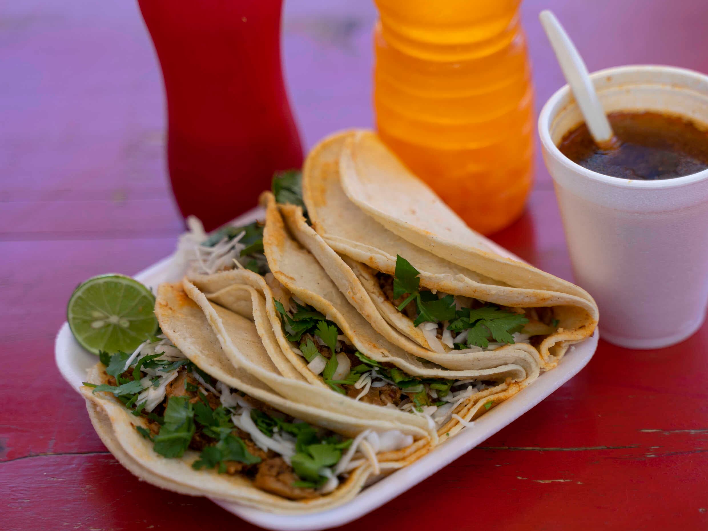 5 tacos de barbacoa + 1/2 lt jugo vichi