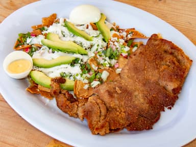 Chilaquiles con Carne y huevo /6 Tlacoyos con carn