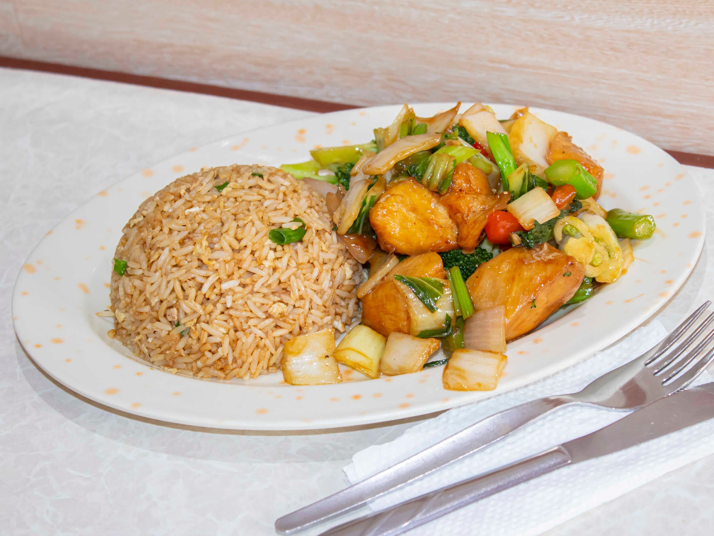 Pollo con Verdura y Arroz Chaufa