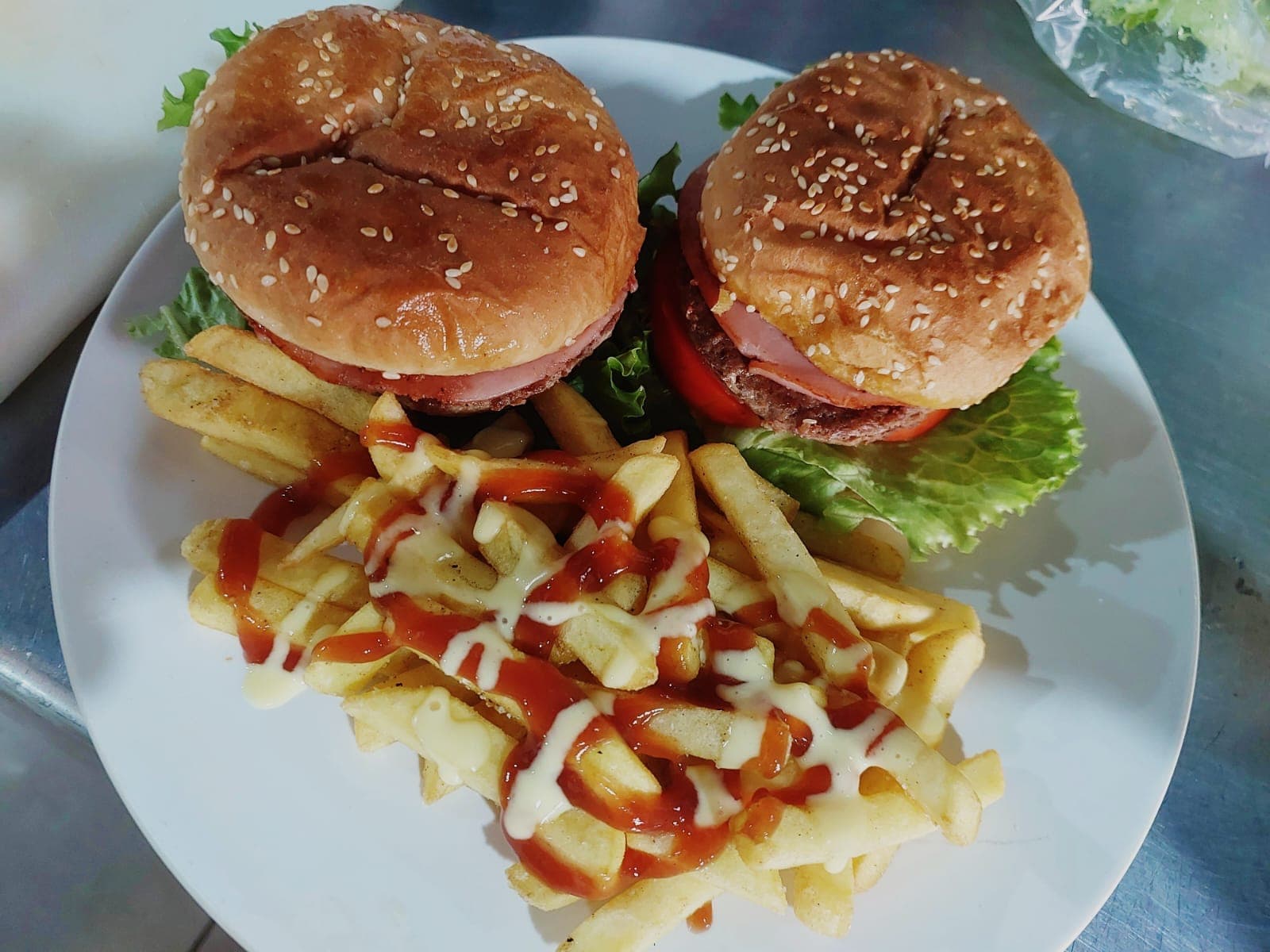 2 Hamburguesas Con Papas Fritas