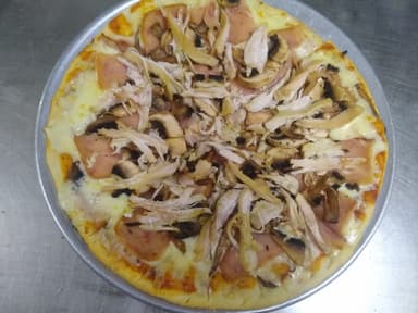 Pizza Large Jamón, Salami, Pepperoni y Suizo