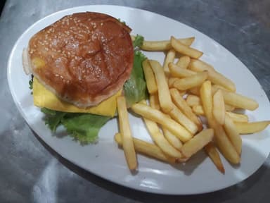 Hamburguesa con Papas fritas y ponche frutas