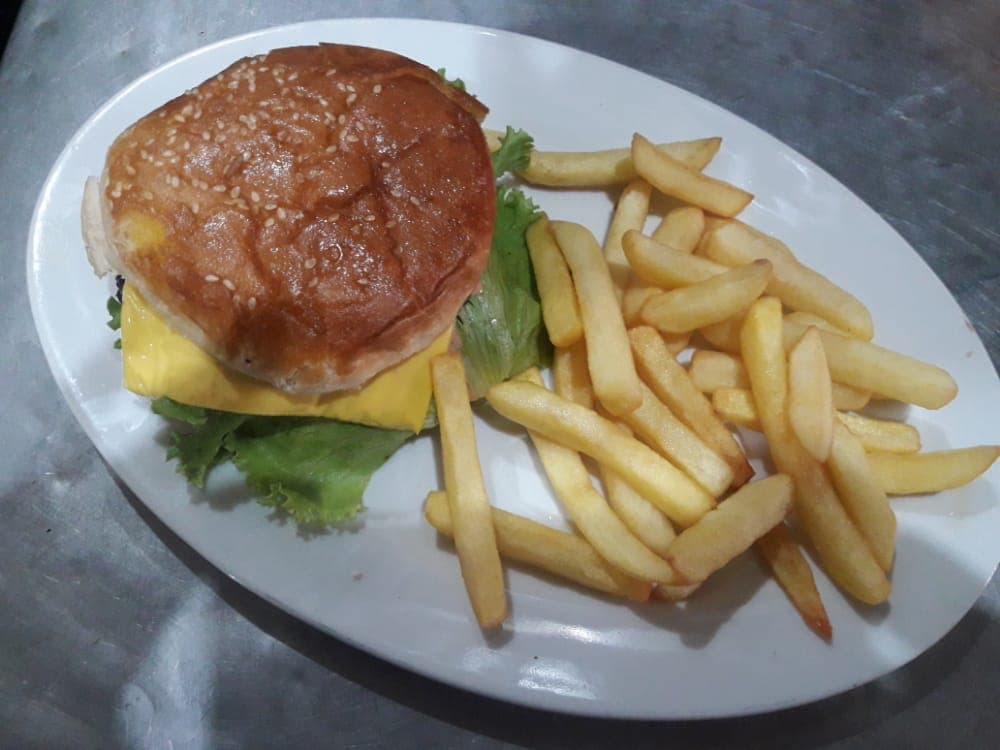 Hamburguesa con Papas fritas y ponche frutas