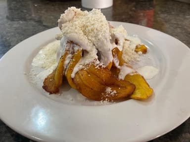 Plátanos Fritos Con Queso y Crema