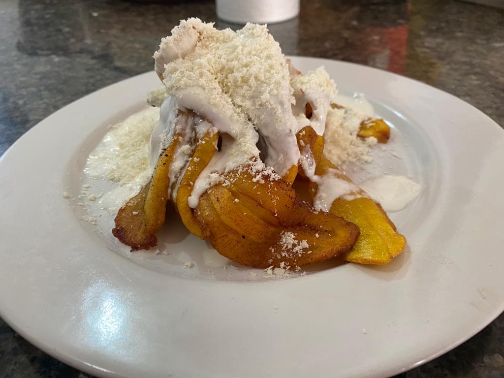 Plátanos Fritos Con Queso y Crema
