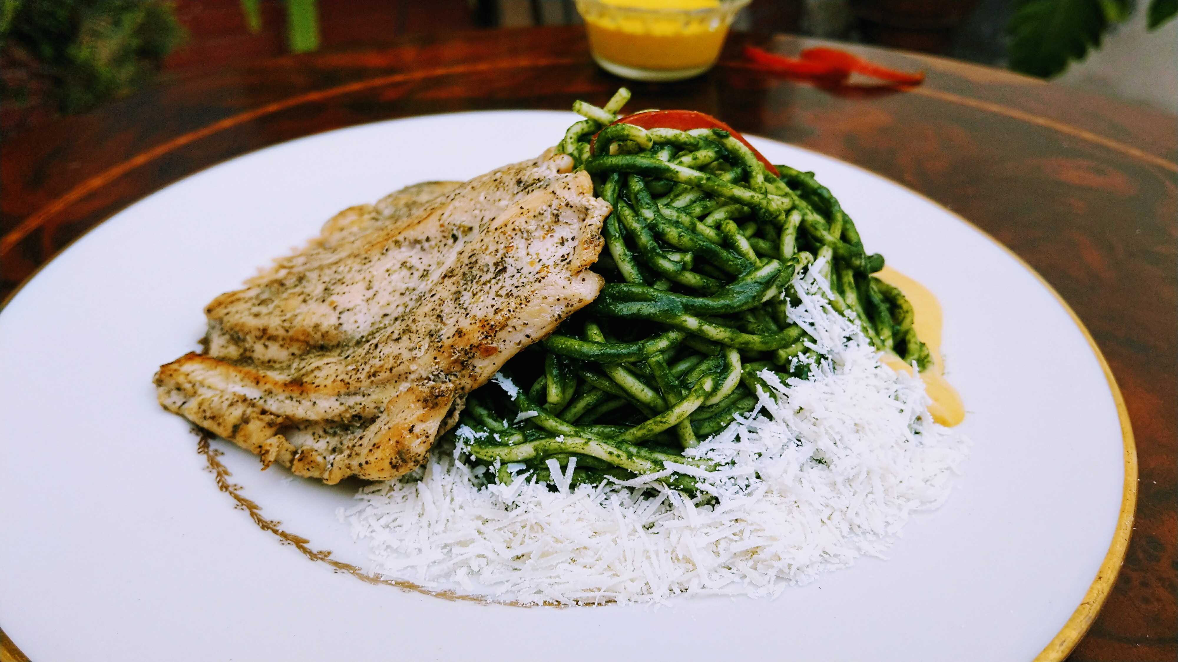 Tallarines Verdes con Filete De Pollo A la Plancha