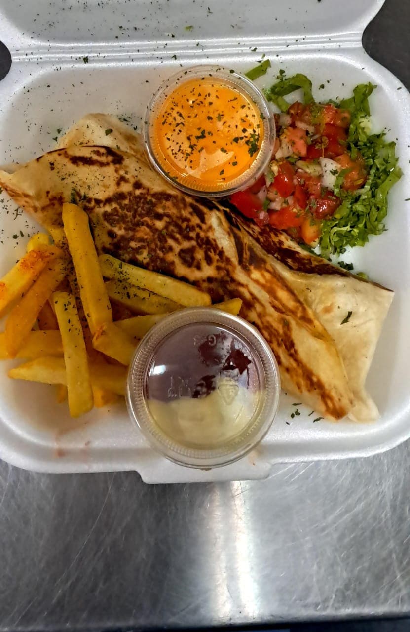 Burrito con Papas, Ensalada, Pollo o Carne