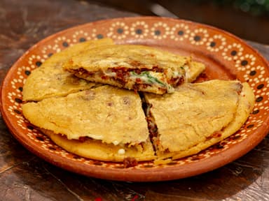 Gordita de Chicharrón (estilo Queretana)