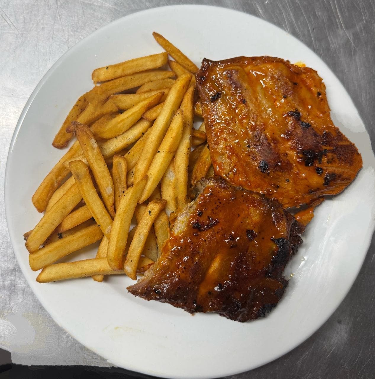 Costillas 300 g con Papas 250 g