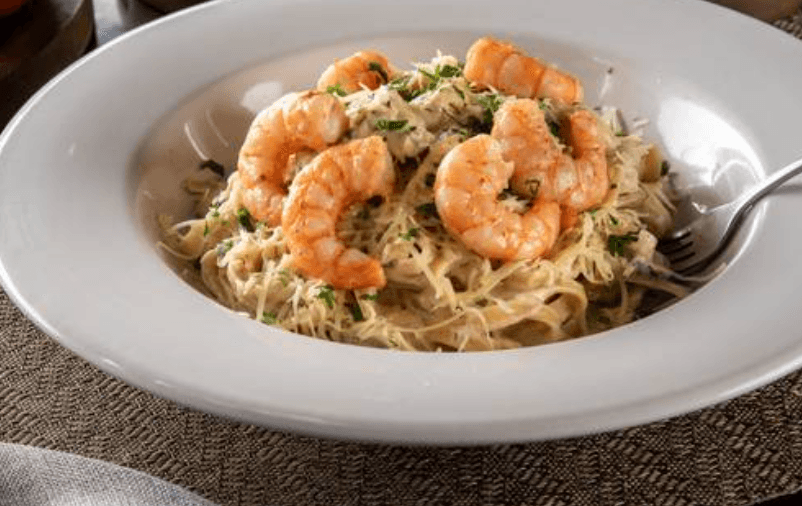 Fetuccini Alfredo con Camarón