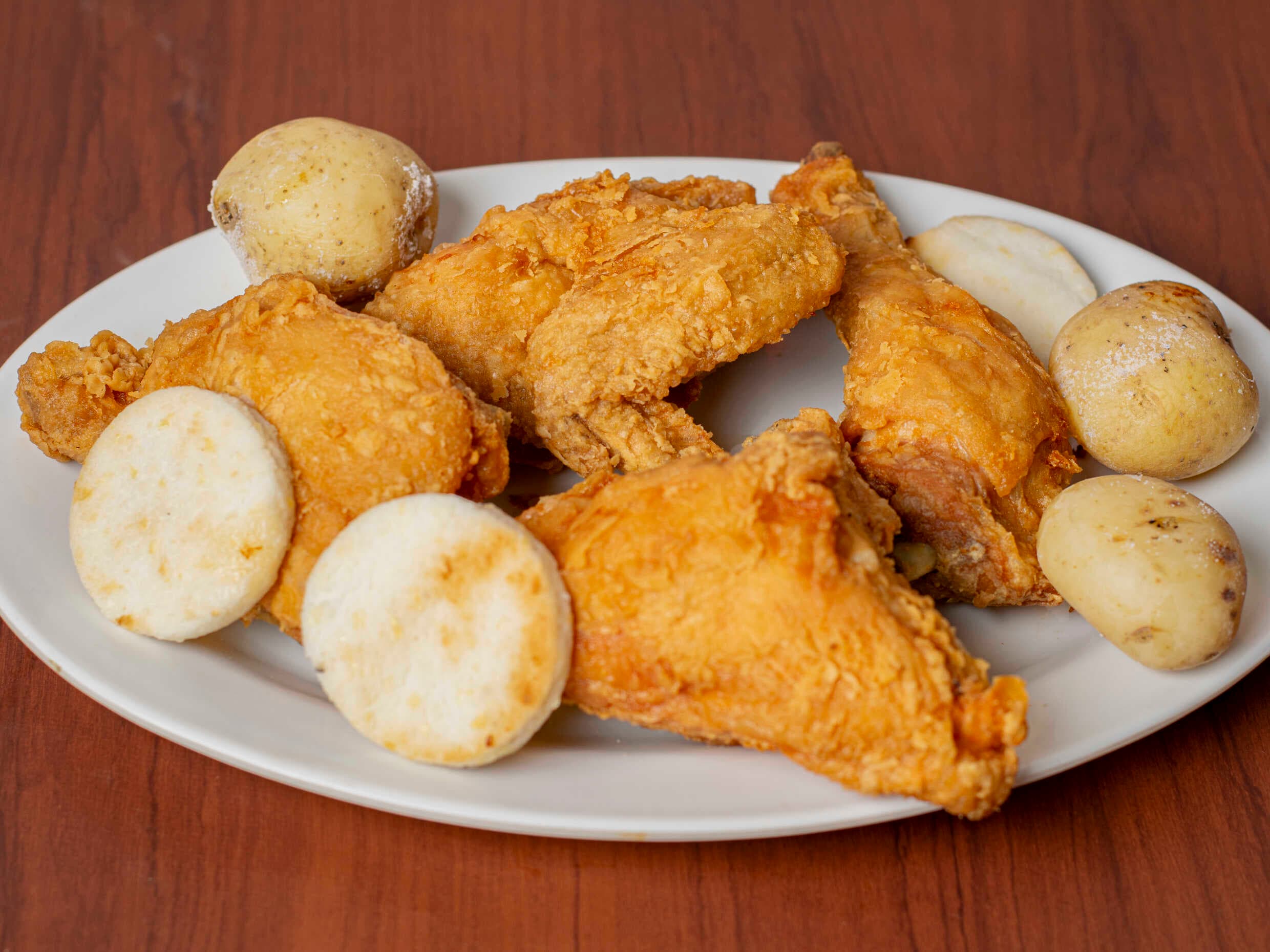 Medio Pollo Apanado con Papas y Arepas