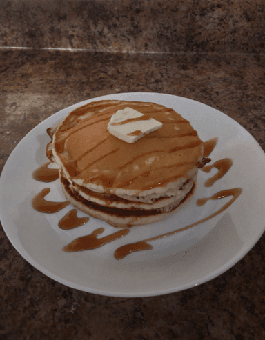 2 Hot Cakes con Porción de Chilaquiles a Elegir.