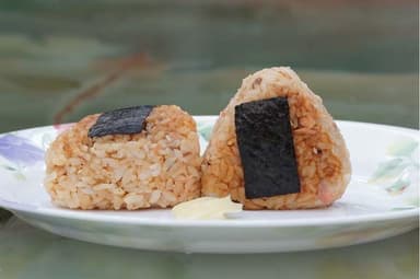 Oniguiris. + Rollitos Primavera.