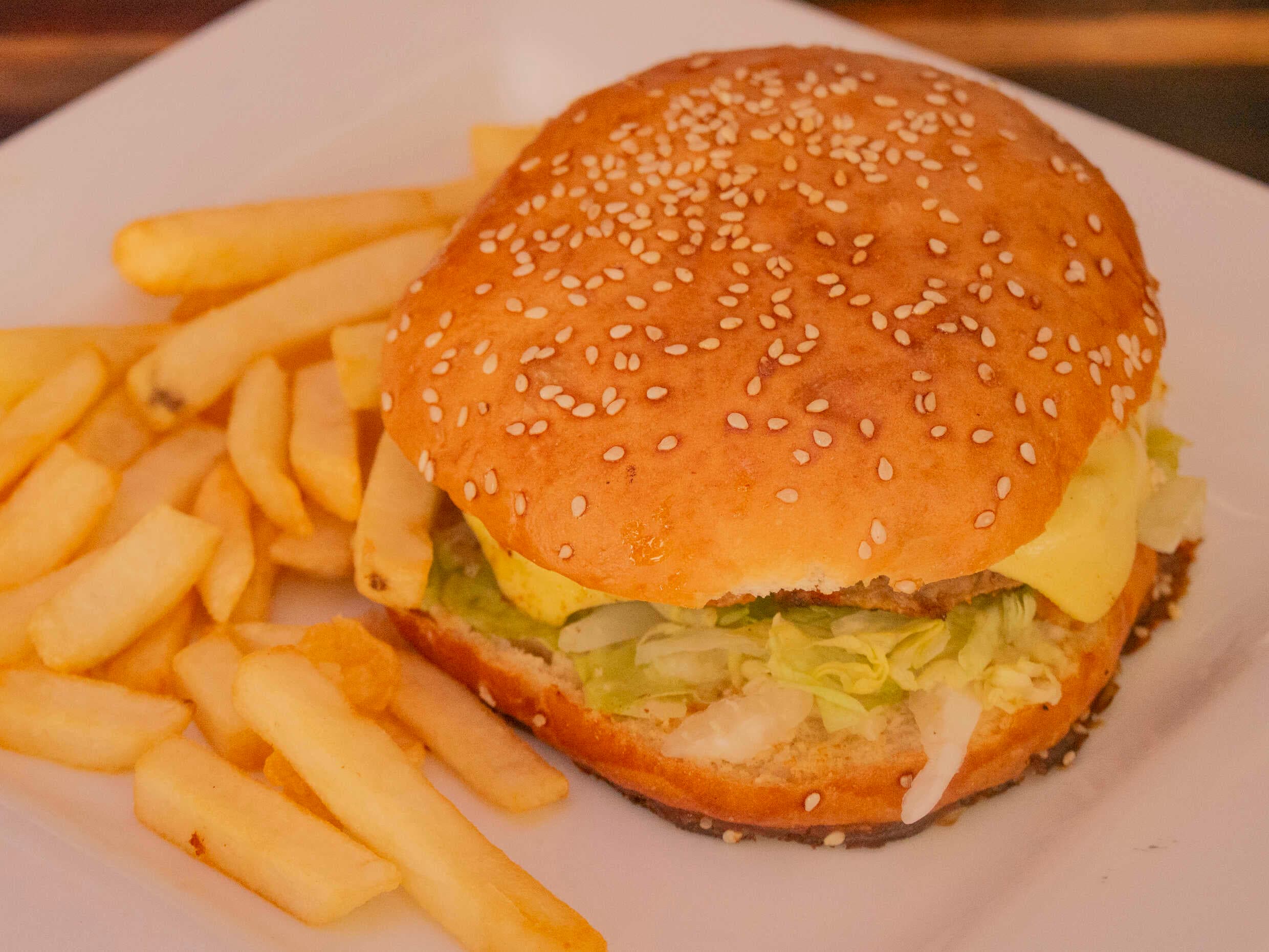 HAMBURGUESA CON PAPAS