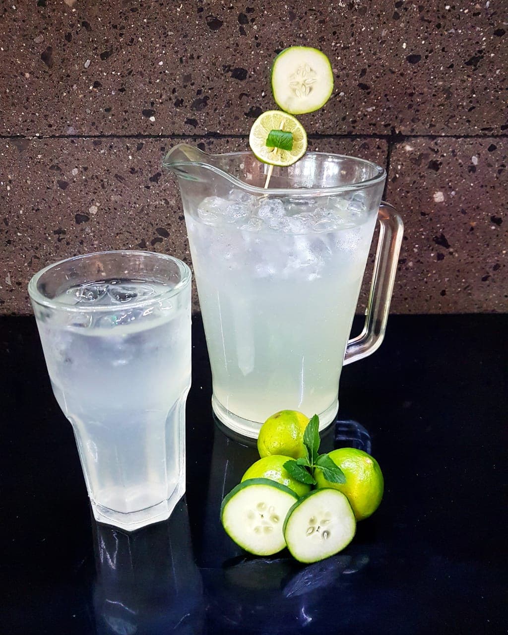 Agua de pepino con limón