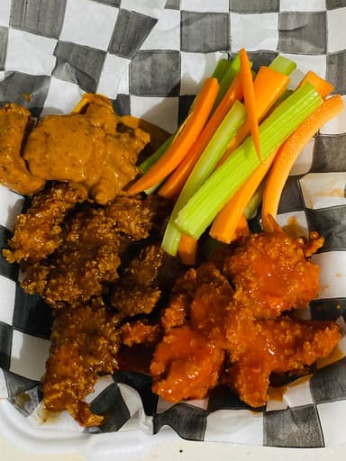 8pz de Boneless con 5pz de Aros de Cebolla