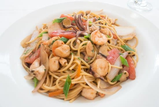 Tallarín Saltado con Mariscos