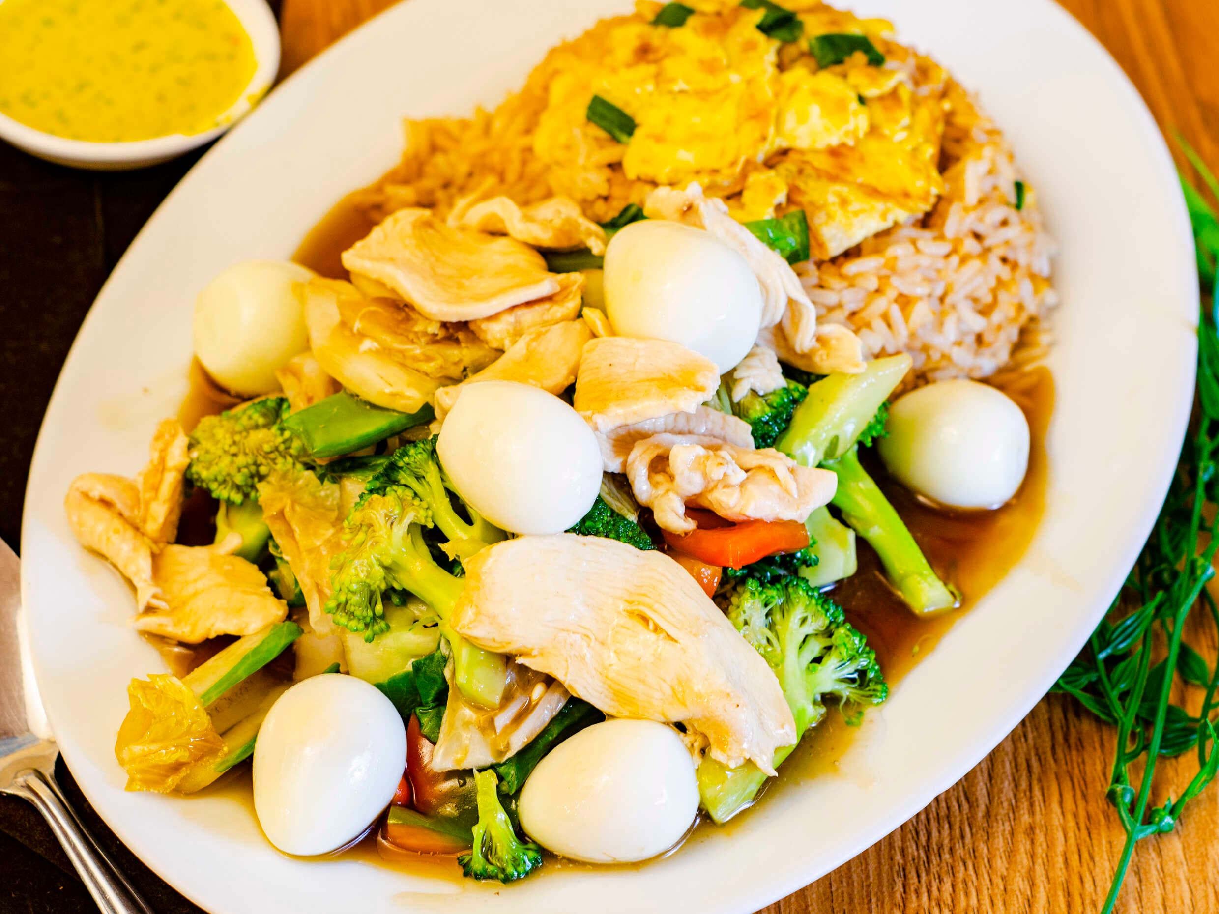 Pollo con Huevos de Codorniz y Arroz Chaufa