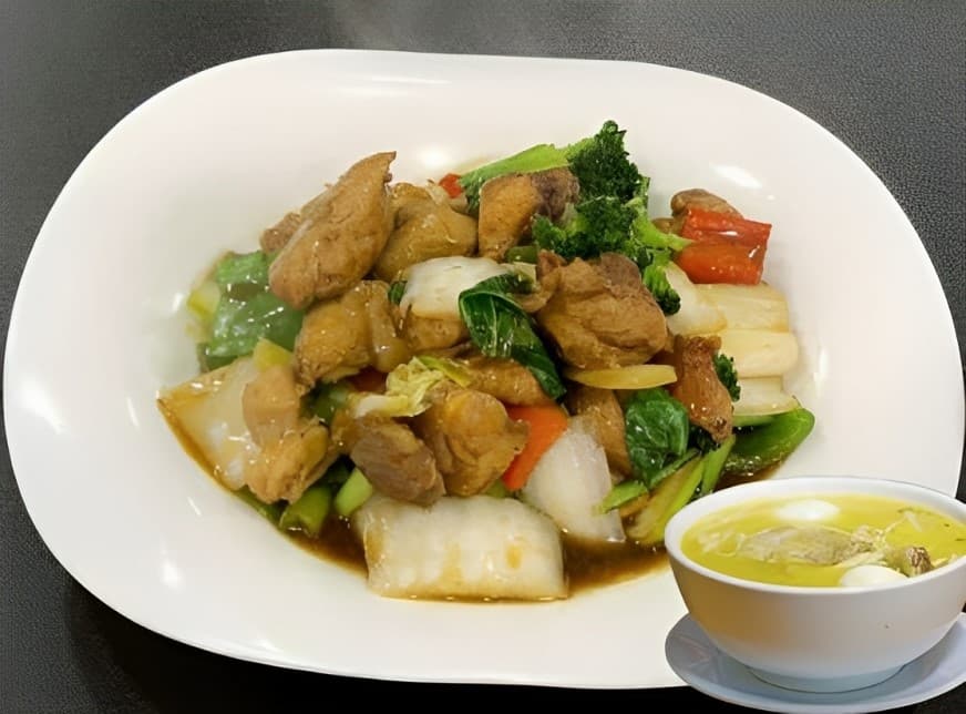 Tallarín con Pollo en Trozos y Caldito de Gallina
