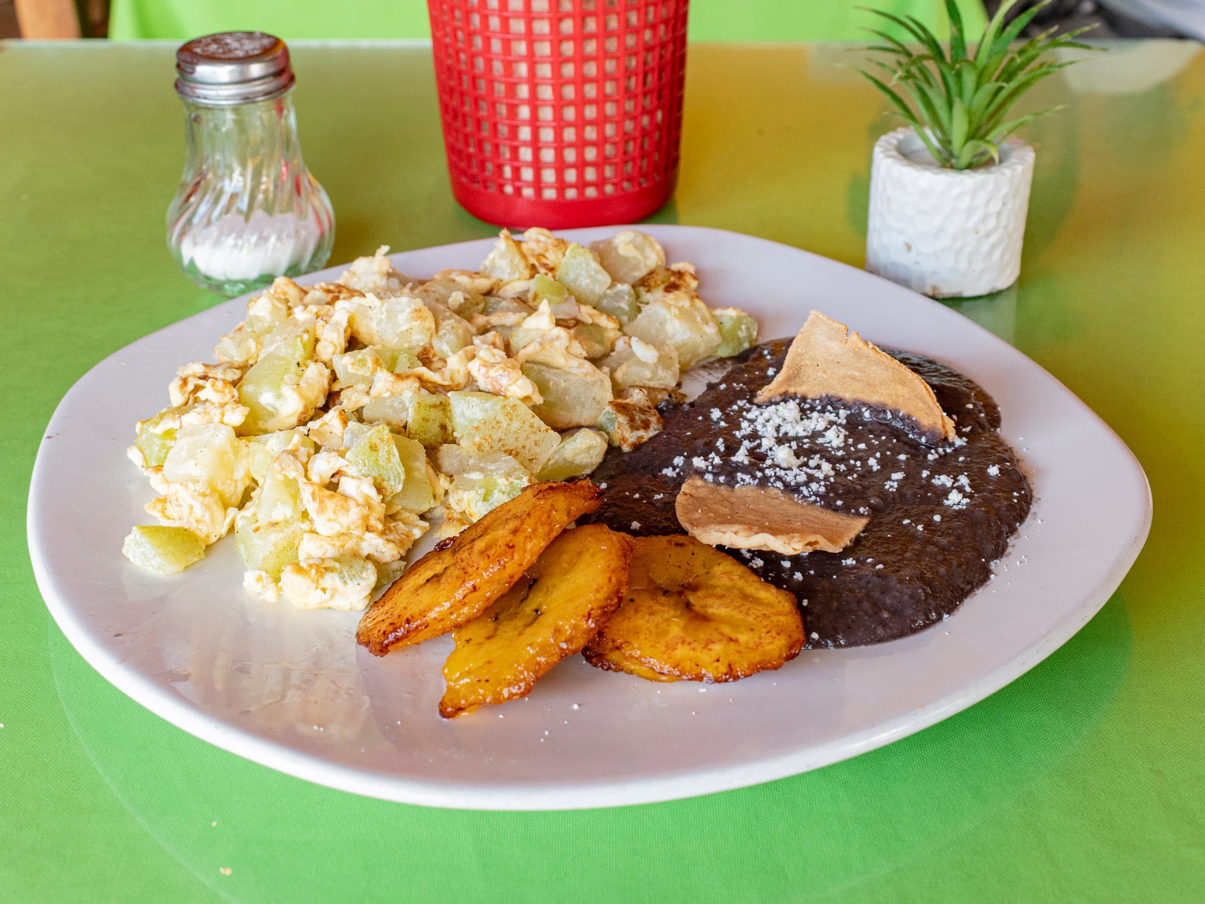 Huevos Revueltos con Chayotes