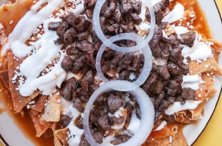Chilaquiles con pollo , huevo o carnitas