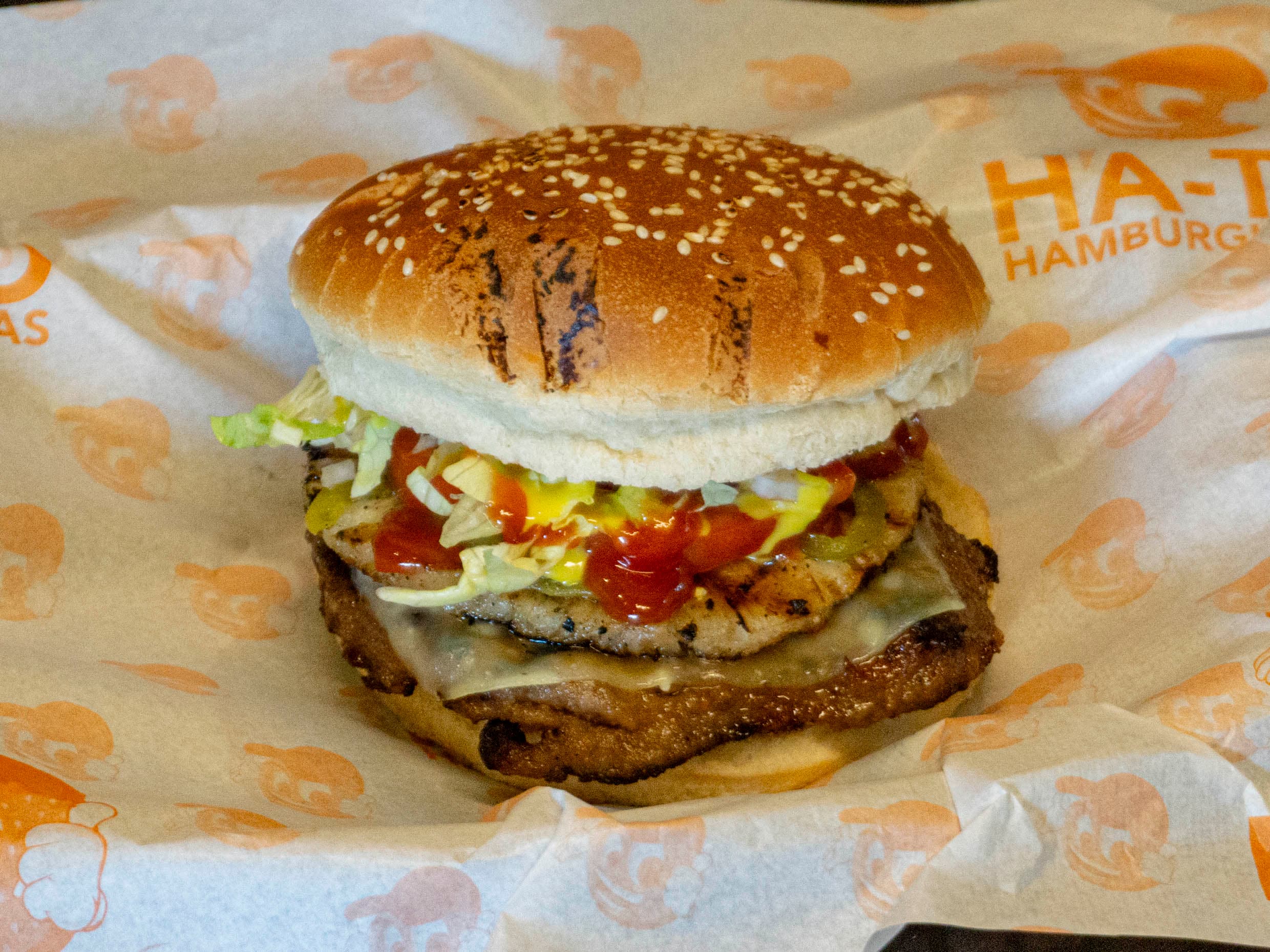 Hamburguesa de Res con Queso y Piña