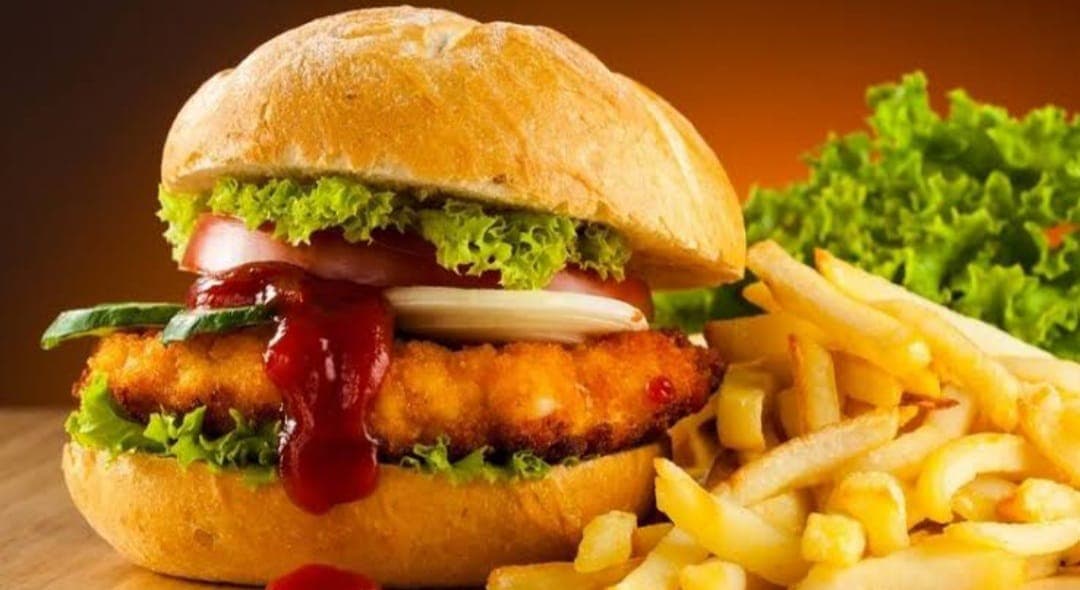 Hamburguesa de pollo con queso y papas
