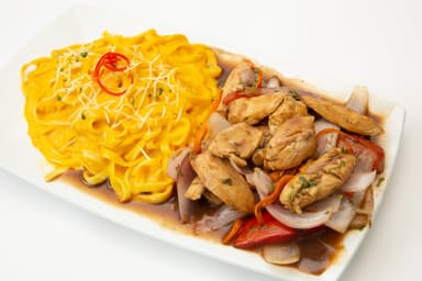 Fetuccini Huancaína con Pollo