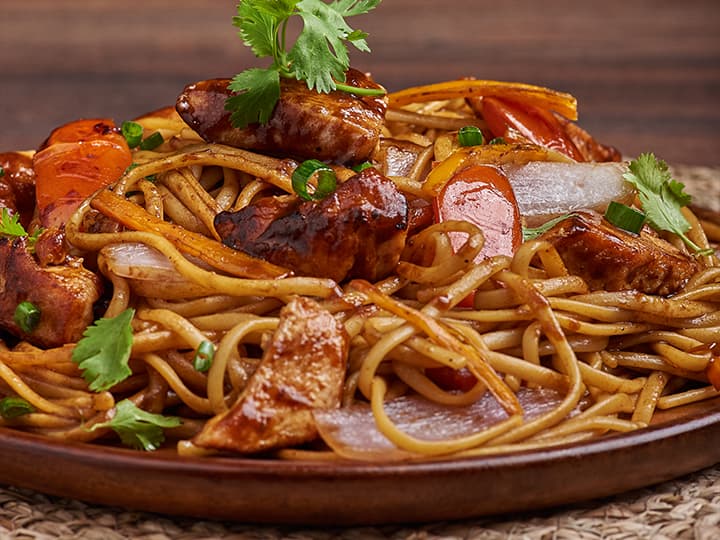 Tallarín Salteado de Pollo